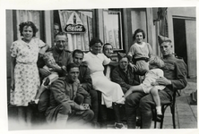 OVI-00001169 Mobilisatie 1938. Ingekwartierde soldaten voor cafe de Zwaluw. Met leden familie Freitag.
